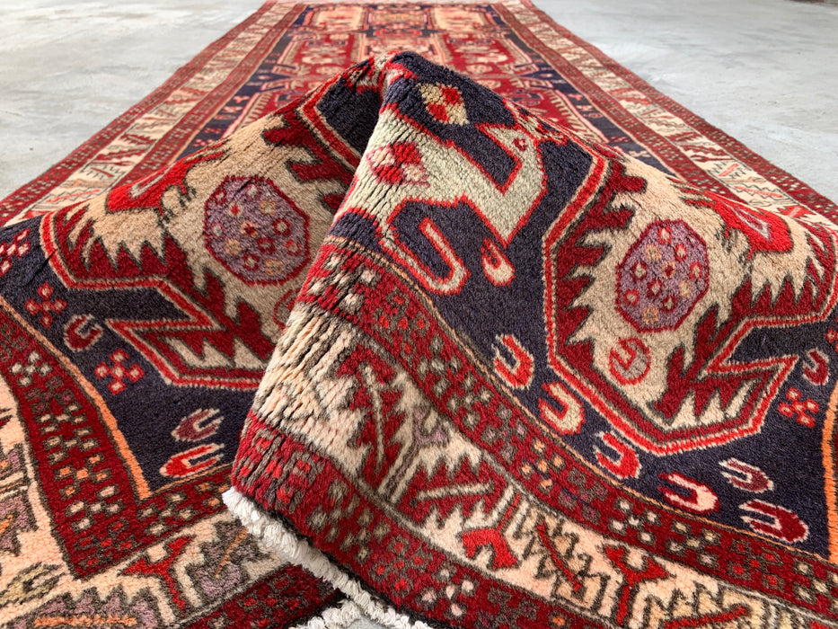 10'4 x 3'9 handgeknoopt Perzisch wollen loperkleed in rood, marineblauw en ivoor met tribaal geometrisch design | KBHM-1055