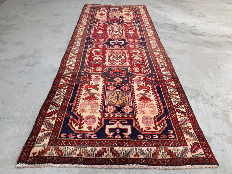 10'4 x 3'9 handgeknoopt Perzisch wollen loperkleed in rood, marineblauw en ivoor met tribaal geometrisch design | KBHM-1055