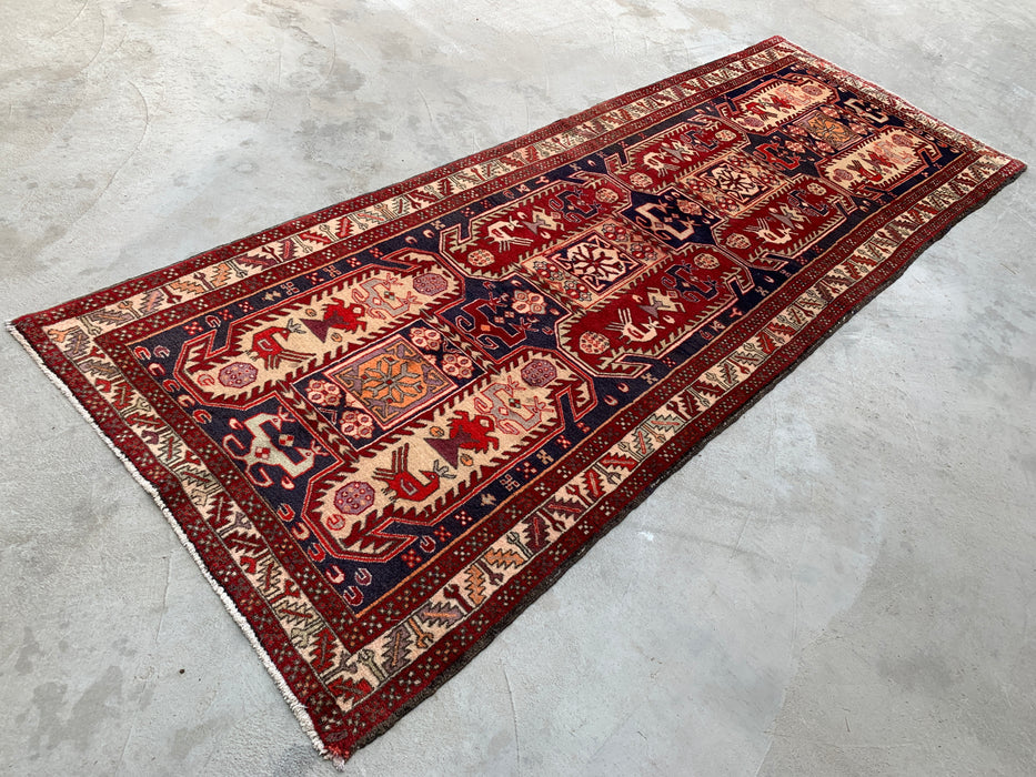 10'4 x 3'9 handgeknoopt Perzisch wollen loperkleed in rood, marineblauw en ivoor met tribaal geometrisch design | KBHM-1055