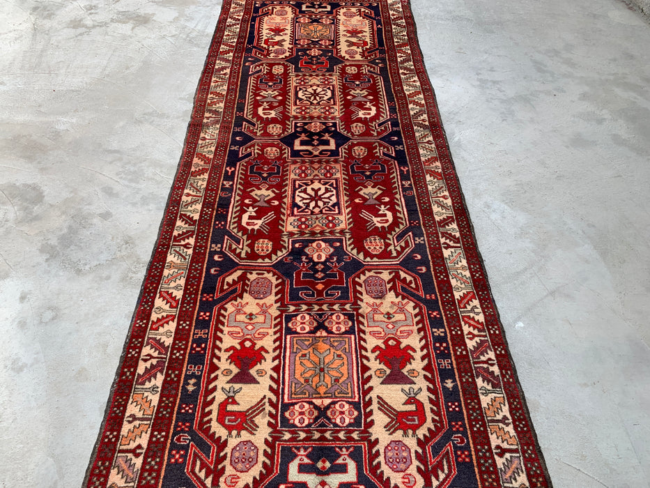 10'4 x 3'9 handgeknoopt Perzisch wollen loperkleed in rood, marineblauw en ivoor met tribaal geometrisch design | KBHM-1055