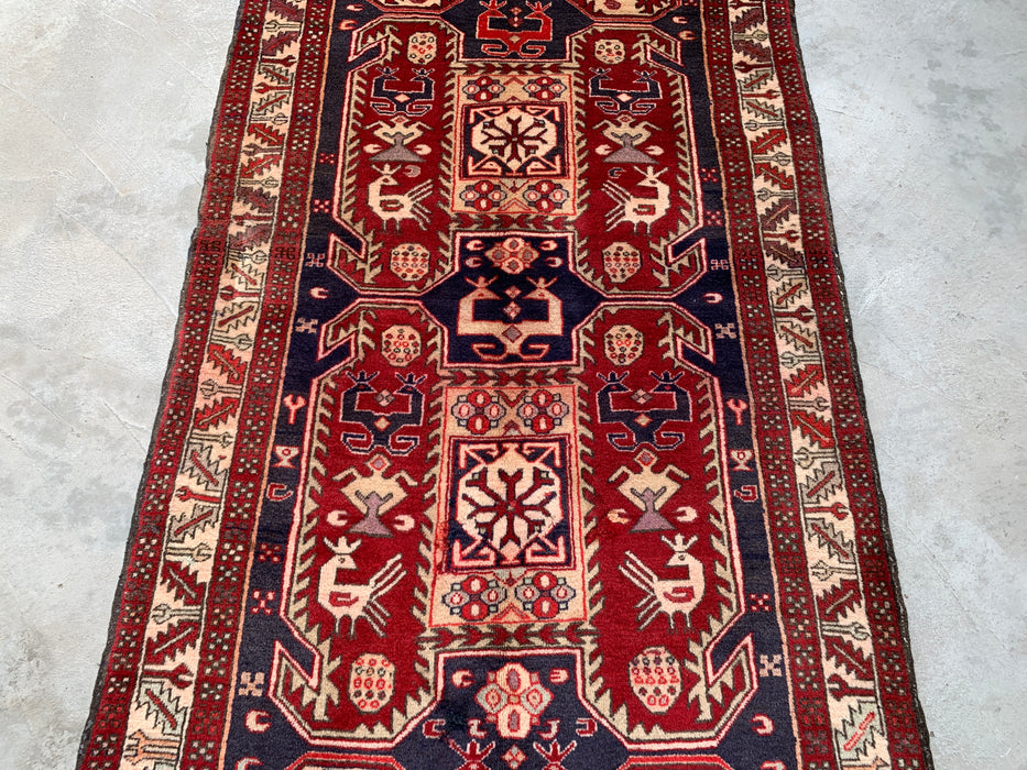 10'4 x 3'9 handgeknoopt Perzisch wollen loperkleed in rood, marineblauw en ivoor met tribaal geometrisch design | KBHM-1055