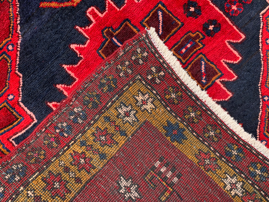 11'5 x 3'8 Handgeknoopt Perzisch wollen loperkleed in rood, marineblauw en goud met tribaal geometrisch medaillonontwerp | KBHM-1056