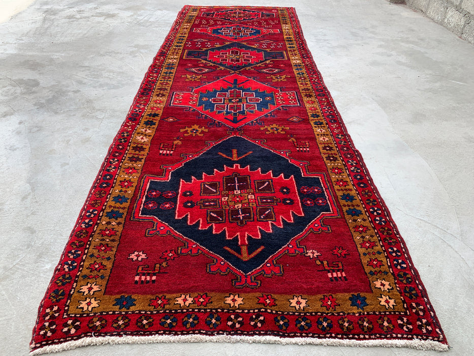 11'5 x 3'8 Handgeknoopt Perzisch wollen loperkleed in rood, marineblauw en goud met tribaal geometrisch medaillonontwerp | KBHM-1056