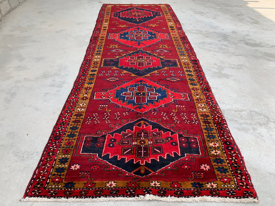 11'5 x 3'8 Handgeknoopt Perzisch wollen loperkleed in rood, marineblauw en goud met tribaal geometrisch medaillonontwerp | KBHM-1056