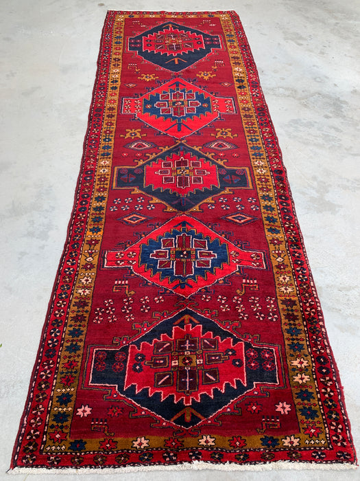 11'5 x 3'8 Handgeknoopt Perzisch wollen loperkleed in rood, marineblauw en goud met tribaal geometrisch medaillonontwerp | KBHM-1056