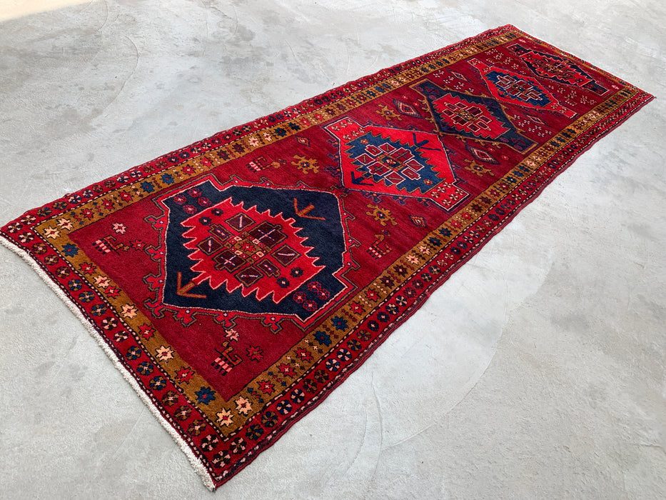 11'5 x 3'8 Handgeknoopt Perzisch wollen loperkleed in rood, marineblauw en goud met tribaal geometrisch medaillonontwerp | KBHM-1056