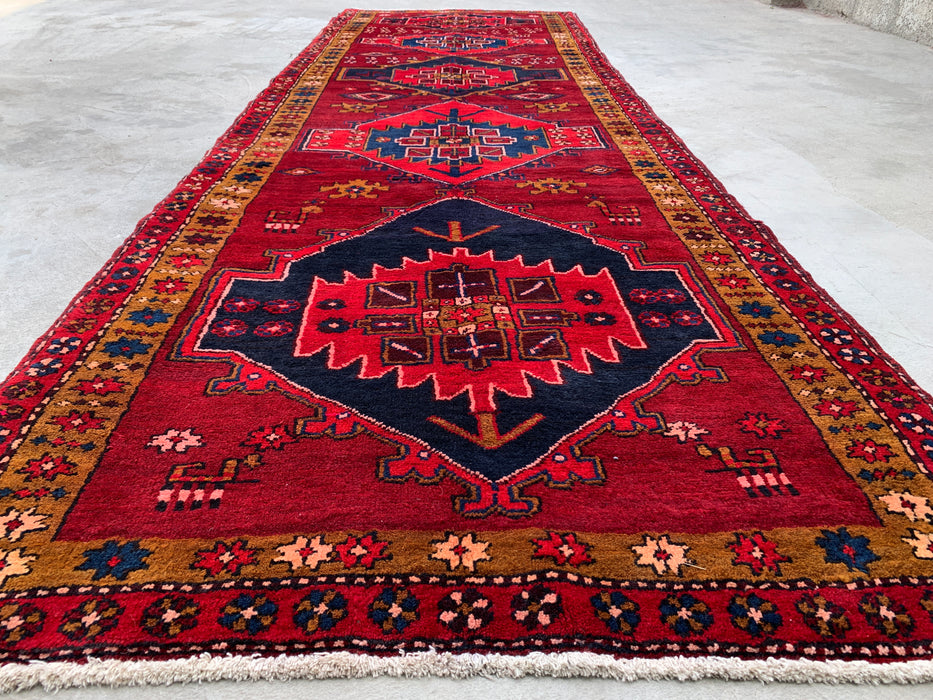 11'5 x 3'8 Handgeknoopt Perzisch wollen loperkleed in rood, marineblauw en goud met tribaal geometrisch medaillonontwerp | KBHM-1056