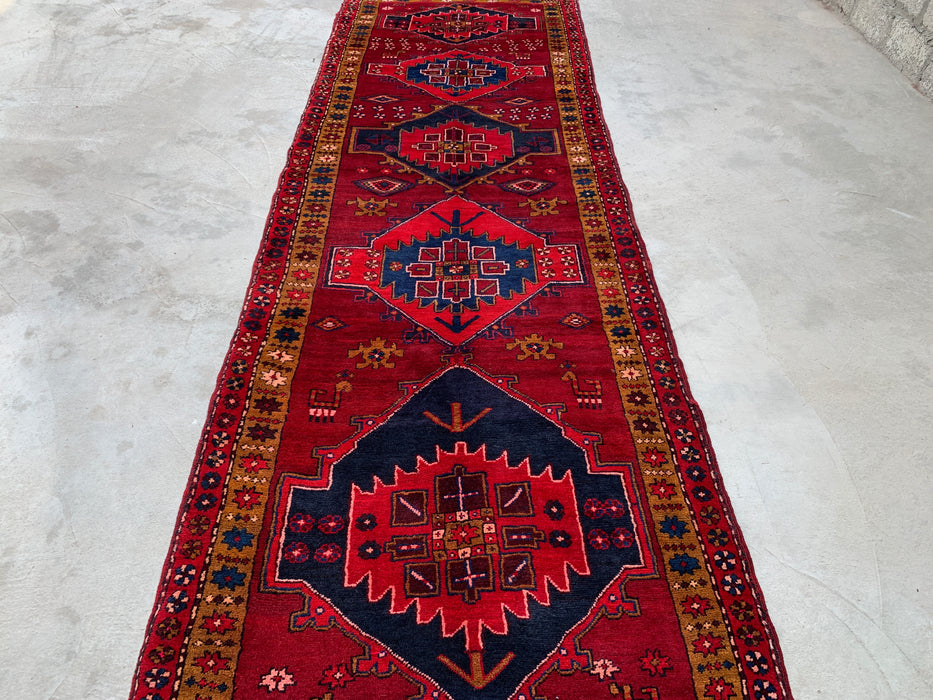 11'5 x 3'8 Handgeknoopt Perzisch wollen loperkleed in rood, marineblauw en goud met tribaal geometrisch medaillonontwerp | KBHM-1056