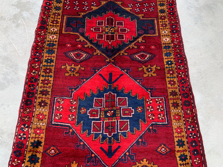 11'5 x 3'8 Handgeknoopt Perzisch wollen loperkleed in rood, marineblauw en goud met tribaal geometrisch medaillonontwerp | KBHM-1056