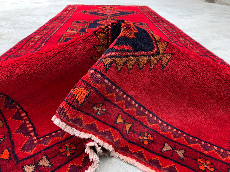 9'6 x 3'10 Handgeknoopt Perzisch wollen loperkleed in rood, marineblauw en goud met tribaal geometrisch medaillonontwerp | KBHM-1059