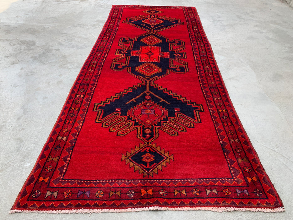 9'6 x 3'10 Handgeknoopt Perzisch wollen loperkleed in rood, marineblauw en goud met tribaal geometrisch medaillonontwerp | KBHM-1059