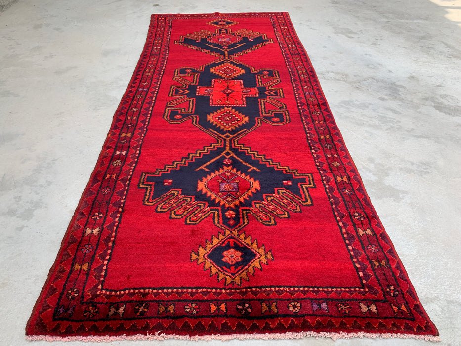 9'6 x 3'10 Handgeknoopt Perzisch wollen loperkleed in rood, marineblauw en goud met tribaal geometrisch medaillonontwerp | KBHM-1059