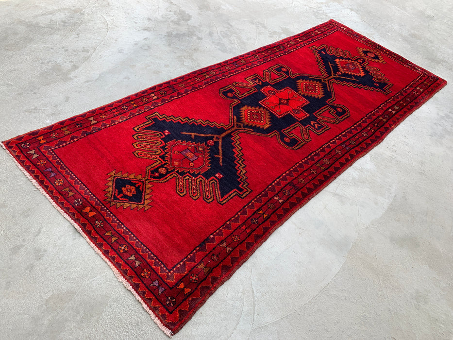 9'6 x 3'10 Handgeknoopt Perzisch wollen loperkleed in rood, marineblauw en goud met tribaal geometrisch medaillonontwerp | KBHM-1059