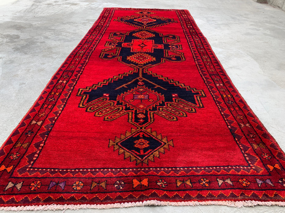 9'6 x 3'10 Handgeknoopt Perzisch wollen loperkleed in rood, marineblauw en goud met tribaal geometrisch medaillonontwerp | KBHM-1059