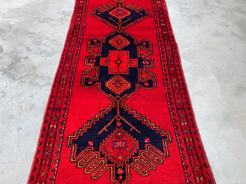 9'6 x 3'10 Handgeknoopt Perzisch wollen loperkleed in rood, marineblauw en goud met tribaal geometrisch medaillonontwerp | KBHM-1059