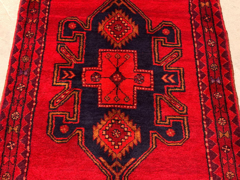 9'6 x 3'10 Handgeknoopt Perzisch wollen loperkleed in rood, marineblauw en goud met tribaal geometrisch medaillonontwerp | KBHM-1059