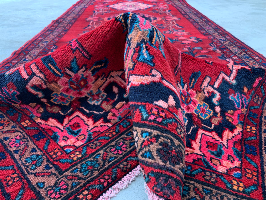 10'7 x 3'7 handgeknoopt Perzisch wollen loperkleed met traditioneel medaillonontwerp in rood, marineblauw en ivoor | KBHM-1067