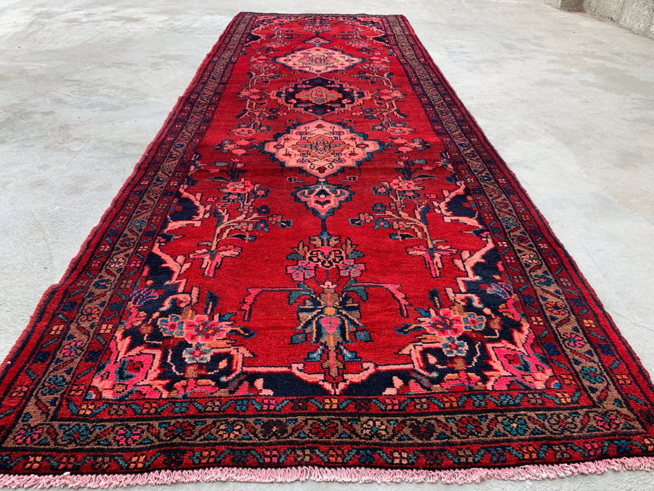 10'7 x 3'7 handgeknoopt Perzisch wollen loperkleed met traditioneel medaillonontwerp in rood, marineblauw en ivoor | KBHM-1067