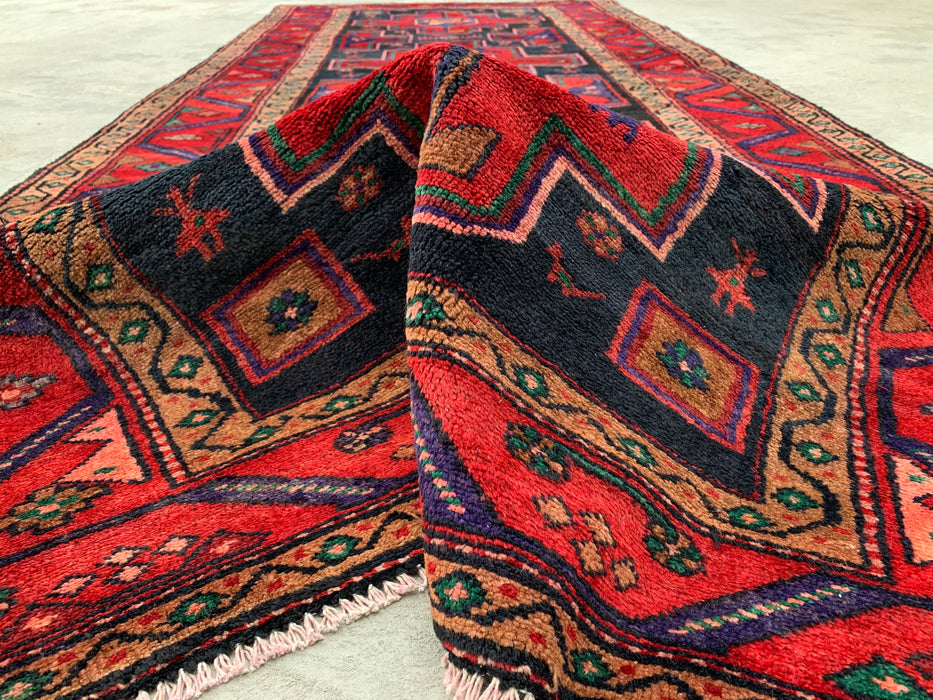 9'10 x 4'2 handgeknoopt Perzisch wollen loperkleed in rood, marineblauw & beige met tribaal geometrisch ontwerp | KBHM-1069