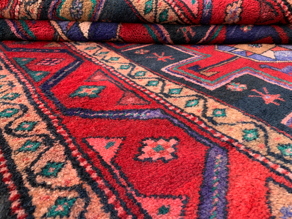 9'10 x 4'2 handgeknoopt Perzisch wollen loperkleed in rood, marineblauw & beige met tribaal geometrisch ontwerp | KBHM-1069
