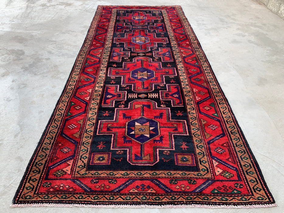 9'10 x 4'2 handgeknoopt Perzisch wollen loperkleed in rood, marineblauw & beige met tribaal geometrisch ontwerp | KBHM-1069