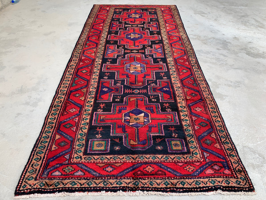 9'10 x 4'2 handgeknoopt Perzisch wollen loperkleed in rood, marineblauw & beige met tribaal geometrisch ontwerp | KBHM-1069