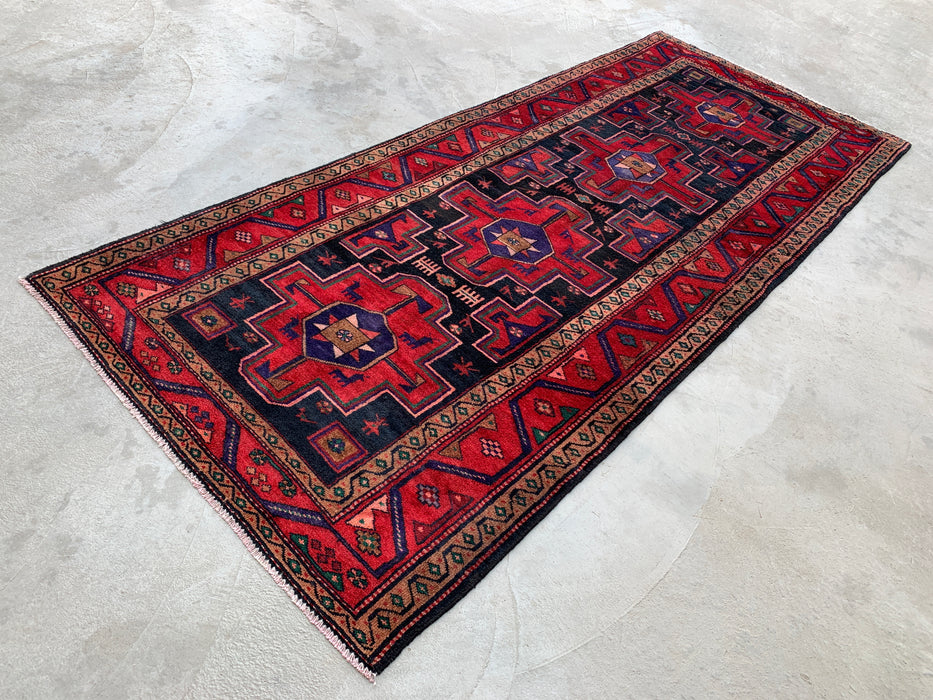 9'10 x 4'2 handgeknoopt Perzisch wollen loperkleed in rood, marineblauw & beige met tribaal geometrisch ontwerp | KBHM-1069