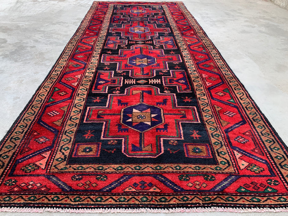 9'10 x 4'2 handgeknoopt Perzisch wollen loperkleed in rood, marineblauw & beige met tribaal geometrisch ontwerp | KBHM-1069