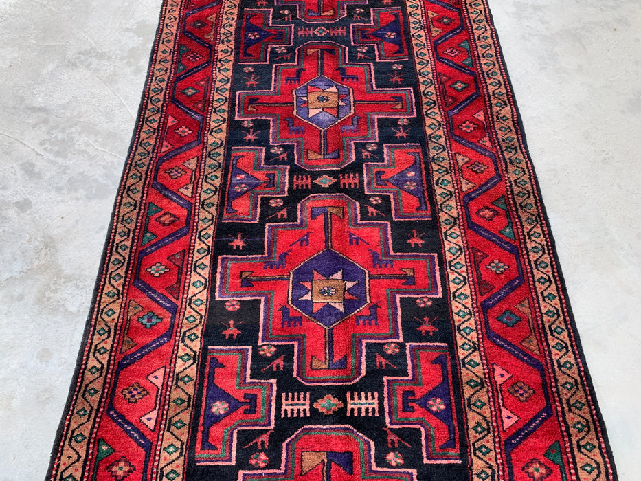 9'10 x 4'2 handgeknoopt Perzisch wollen loperkleed in rood, marineblauw & beige met tribaal geometrisch ontwerp | KBHM-1069