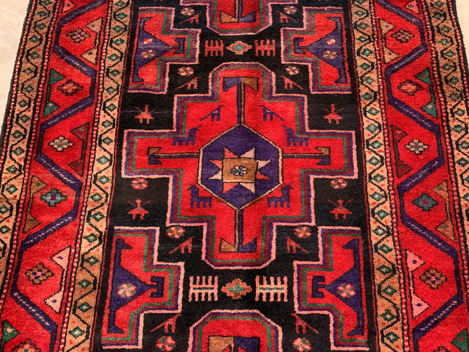 9'10 x 4'2 handgeknoopt Perzisch wollen loperkleed in rood, marineblauw & beige met tribaal geometrisch ontwerp | KBHM-1069