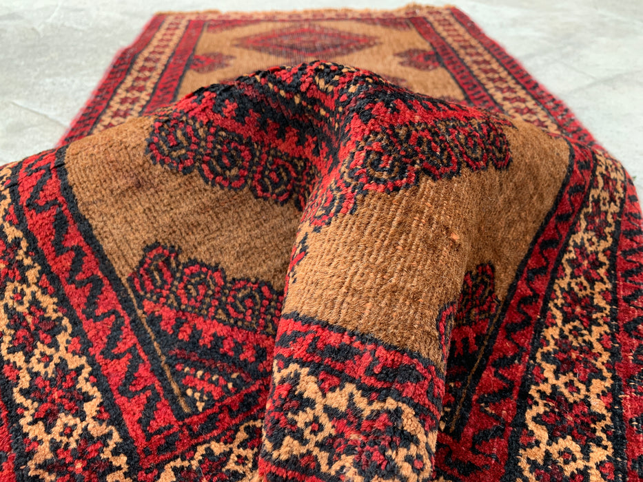 3'1 x 1'10 handgeknoopt Perzisch wollen tapijt in kameel, rood & zwart tribaal geometrisch design | KBHM-1072
