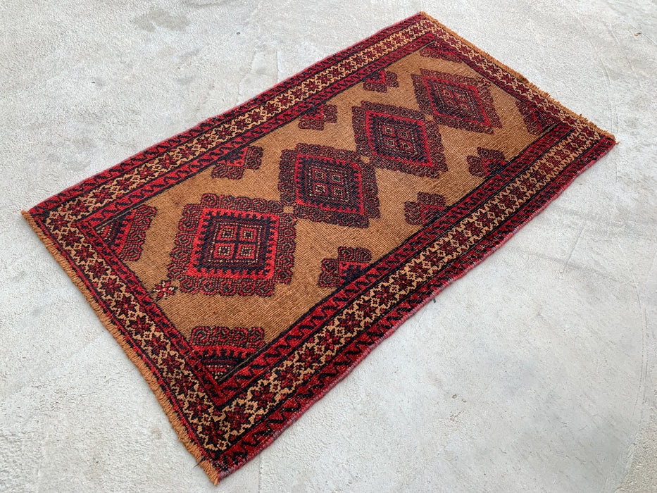 3'1 x 1'10 handgeknoopt Perzisch wollen tapijt in kameel, rood & zwart tribaal geometrisch design | KBHM-1072