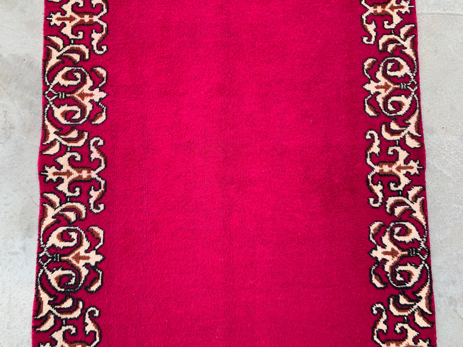 16'2 x 3'4 handgeknoopt Perzisch wollen loperkleed in fuchsia roze met ivoorkleurige sierrand | KBHM-1074