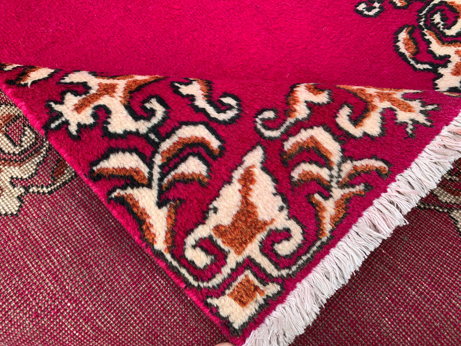 16'2 x 3'4 handgeknoopt Perzisch wollen loperkleed in fuchsia roze met ivoorkleurige sierrand | KBHM-1074