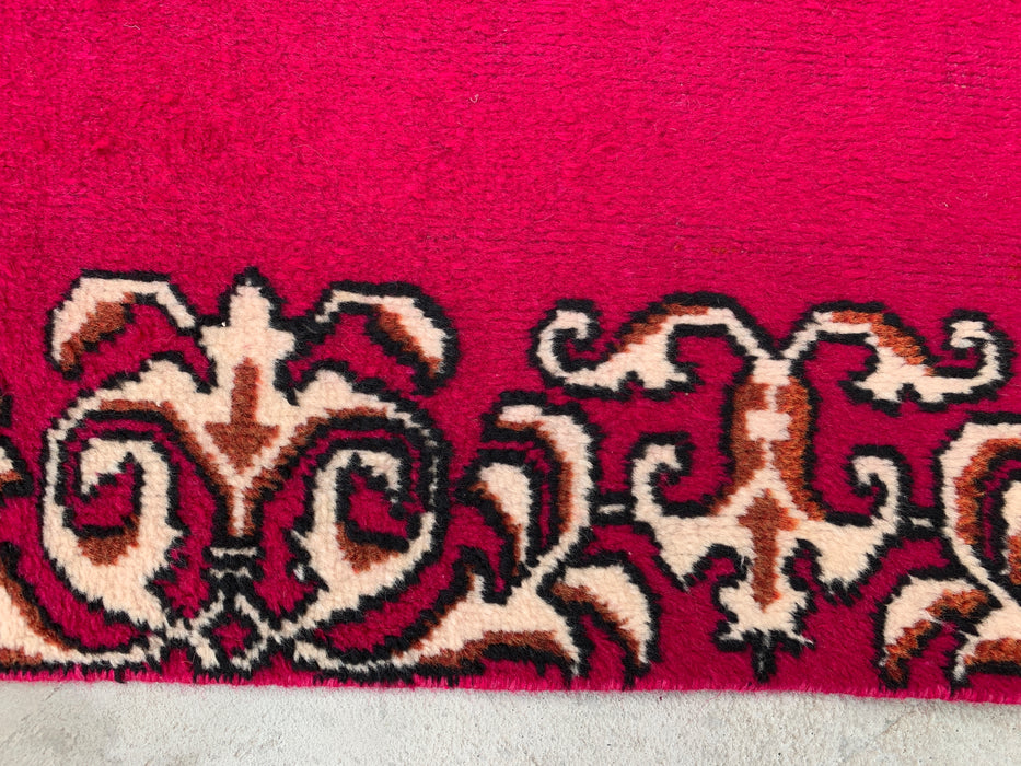 16'2 x 3'4 handgeknoopt Perzisch wollen loperkleed in fuchsia roze met ivoorkleurige sierrand | KBHM-1074