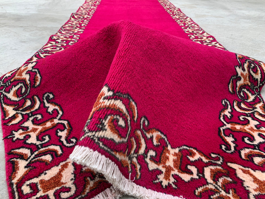 16'2 x 3'4 handgeknoopt Perzisch wollen loperkleed in fuchsia roze met ivoorkleurige sierrand | KBHM-1074