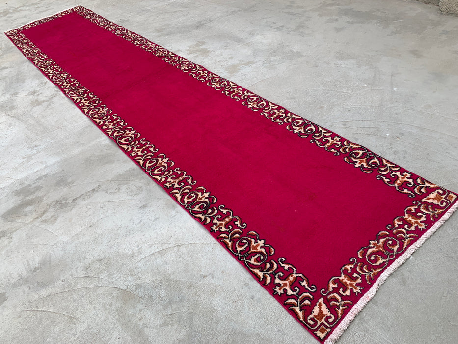 16'2 x 3'4 handgeknoopt Perzisch wollen loperkleed in fuchsia roze met ivoorkleurige sierrand | KBHM-1074