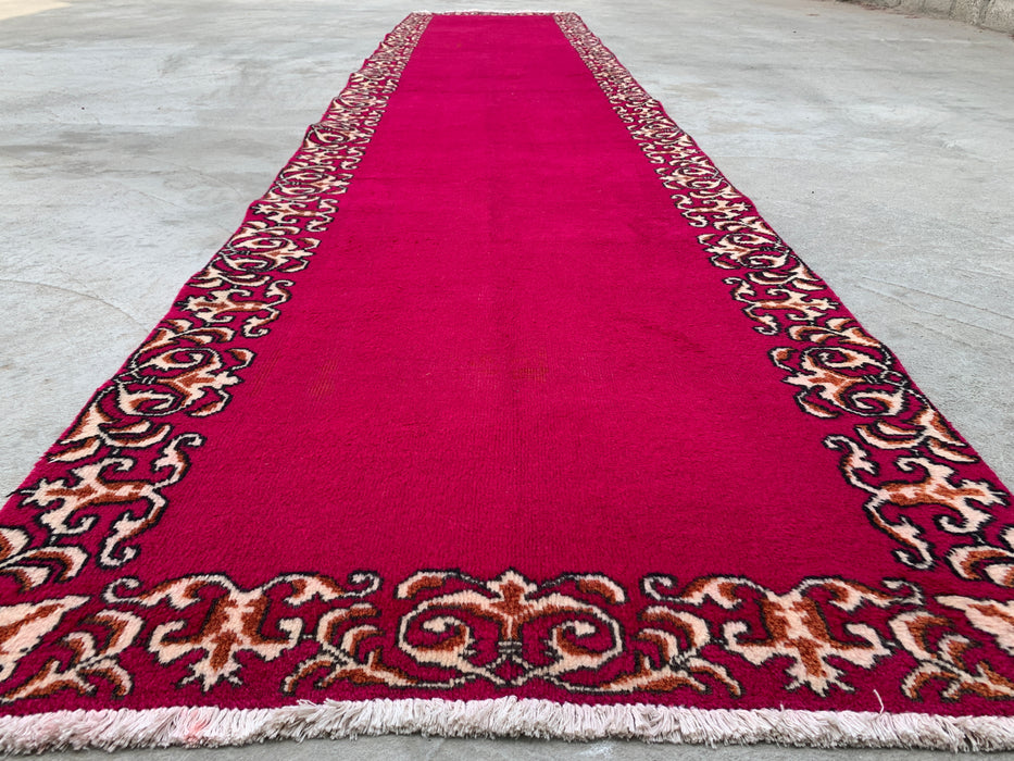 16'2 x 3'4 handgeknoopt Perzisch wollen loperkleed in fuchsia roze met ivoorkleurige sierrand | KBHM-1074