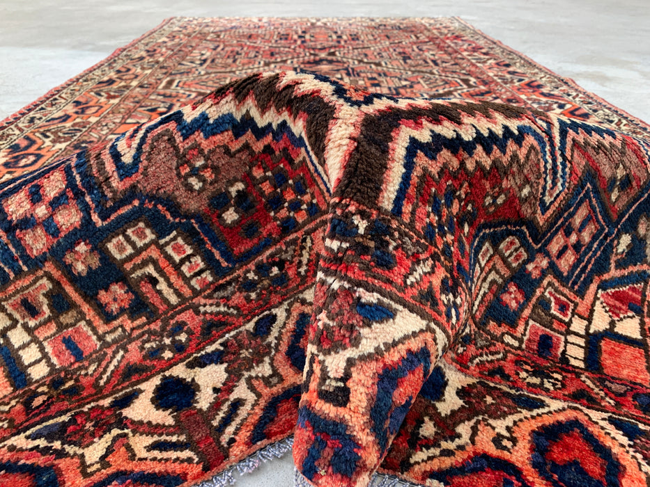 10'5 x 5'1 handgeknoopt Perzisch wollen tapijt in rood, marineblauw, ivoor & roest met tribaal geometrisch medaillonontwerp | KBHM-1107