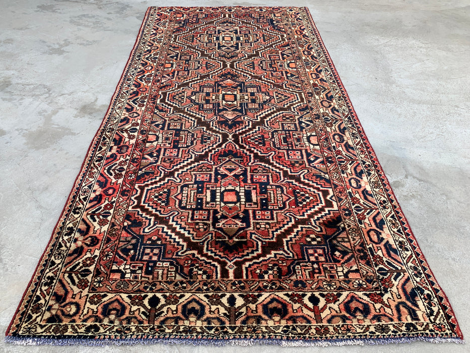 10'5 x 5'1 handgeknoopt Perzisch wollen tapijt in rood, marineblauw, ivoor & roest met tribaal geometrisch medaillonontwerp | KBHM-1107