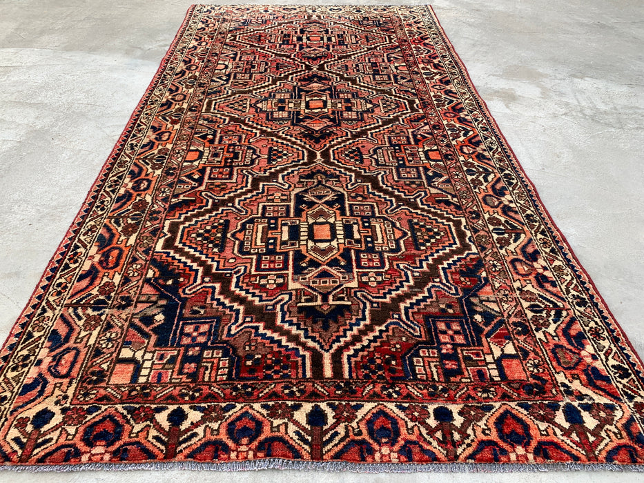 10'5 x 5'1 handgeknoopt Perzisch wollen tapijt in rood, marineblauw, ivoor & roest met tribaal geometrisch medaillonontwerp | KBHM-1107