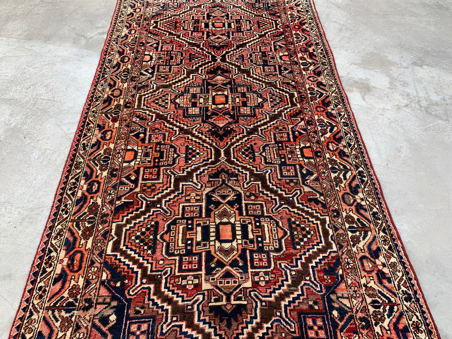 10'5 x 5'1 handgeknoopt Perzisch wollen tapijt in rood, marineblauw, ivoor & roest met tribaal geometrisch medaillonontwerp | KBHM-1107