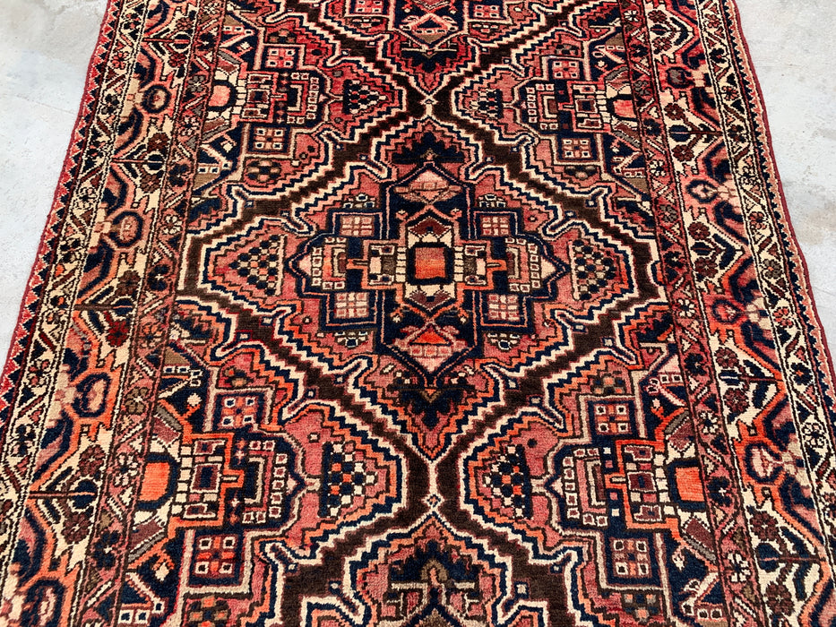 10'5 x 5'1 handgeknoopt Perzisch wollen tapijt in rood, marineblauw, ivoor & roest met tribaal geometrisch medaillonontwerp | KBHM-1107