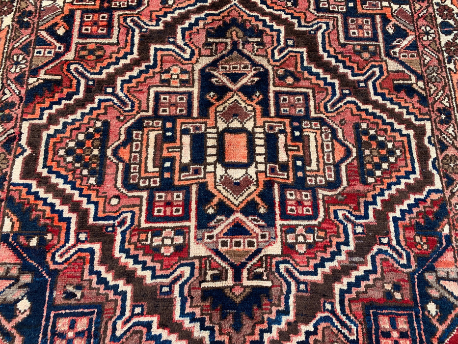 10'5 x 5'1 handgeknoopt Perzisch wollen tapijt in rood, marineblauw, ivoor & roest met tribaal geometrisch medaillonontwerp | KBHM-1107