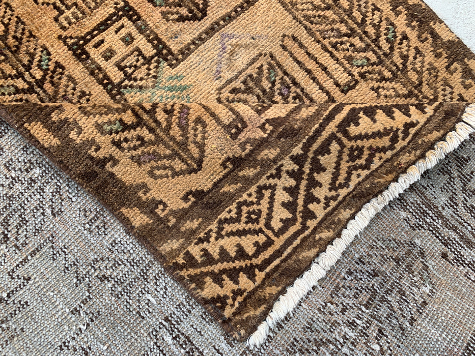208 x 81 cm handgeknoopt Perzisch wollen loperkleed in beige, bruin & taupe met tribaal figuurlijk ontwerp | KBHM-1113