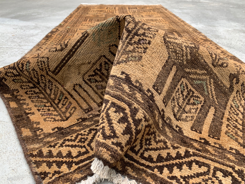 208 x 81 cm handgeknoopt Perzisch wollen loperkleed in beige, bruin & taupe met tribaal figuurlijk ontwerp | KBHM-1113
