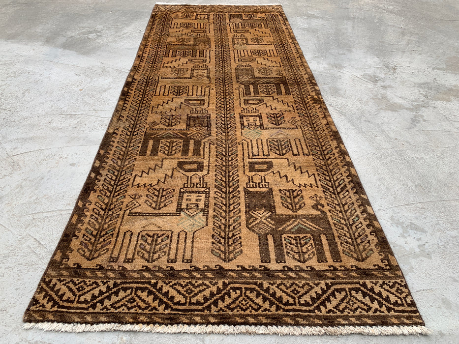 208 x 81 cm handgeknoopt Perzisch wollen loperkleed in beige, bruin & taupe met tribaal figuurlijk ontwerp | KBHM-1113
