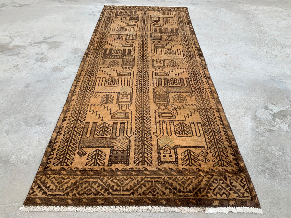 208 x 81 cm handgeknoopt Perzisch wollen loperkleed in beige, bruin & taupe met tribaal figuurlijk ontwerp | KBHM-1113