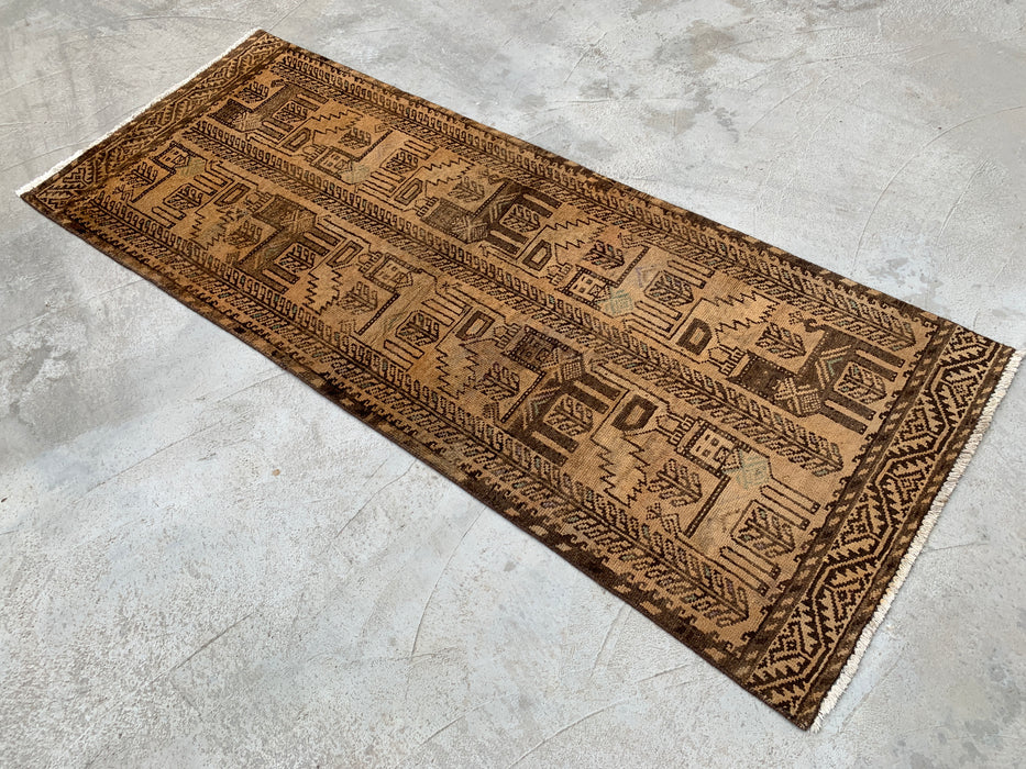 208 x 81 cm handgeknoopt Perzisch wollen loperkleed in beige, bruin & taupe met tribaal figuurlijk ontwerp | KBHM-1113