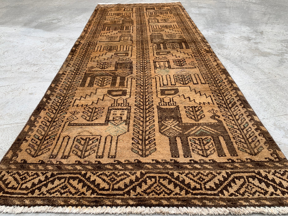 208 x 81 cm handgeknoopt Perzisch wollen loperkleed in beige, bruin & taupe met tribaal figuurlijk ontwerp | KBHM-1113